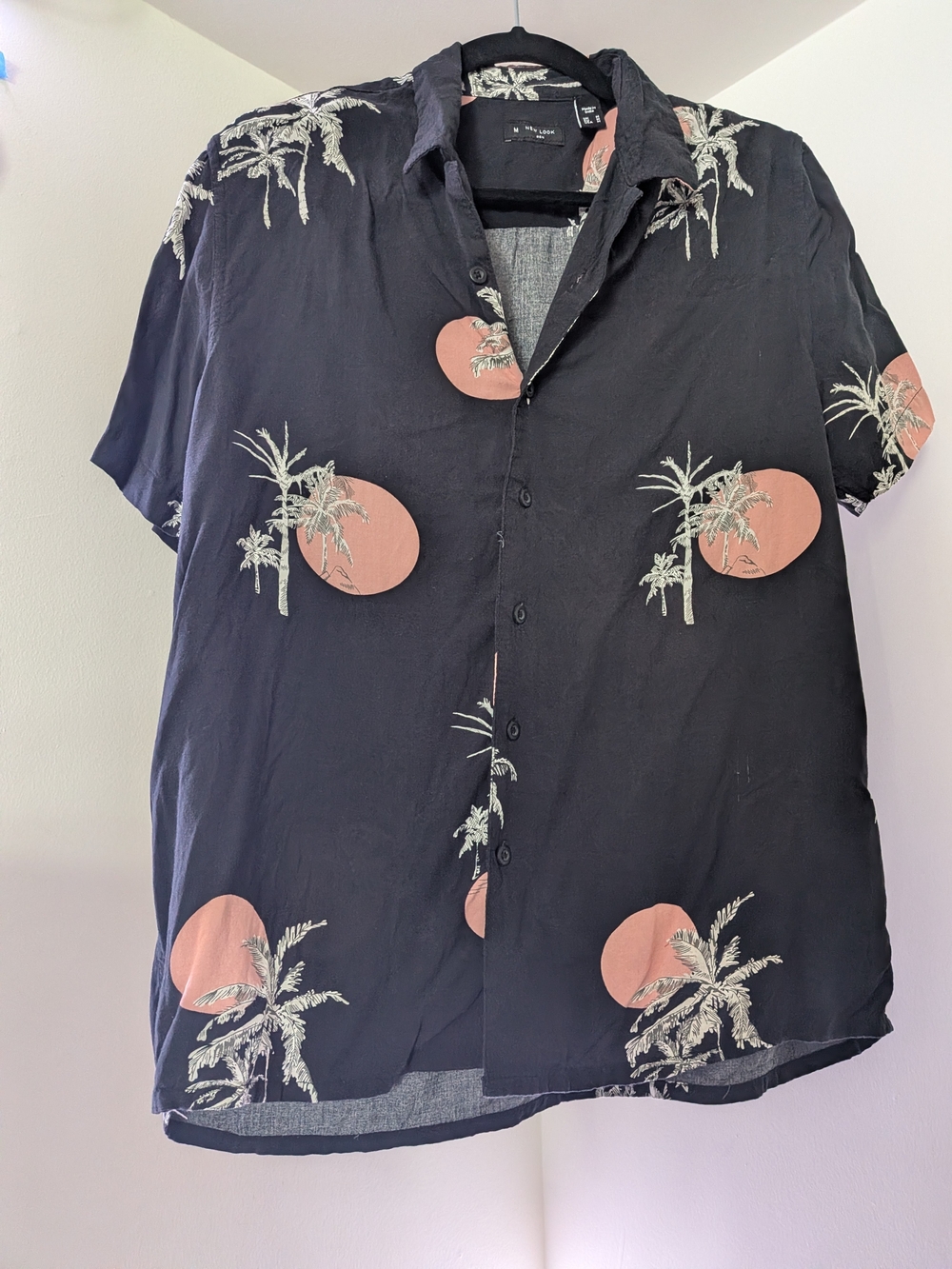 New Look Black Short-Sleeve Palm Print Button-Up Shirt with Peach Accents